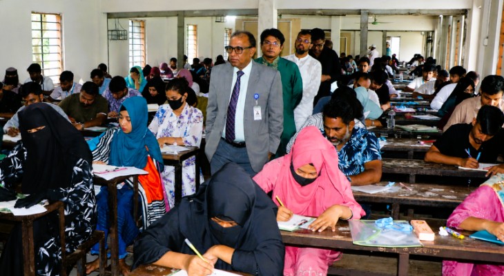 বাউবি উপাচার্যের এইচএসসি পরীক্ষা কেন্দ্র পরিদর্শন